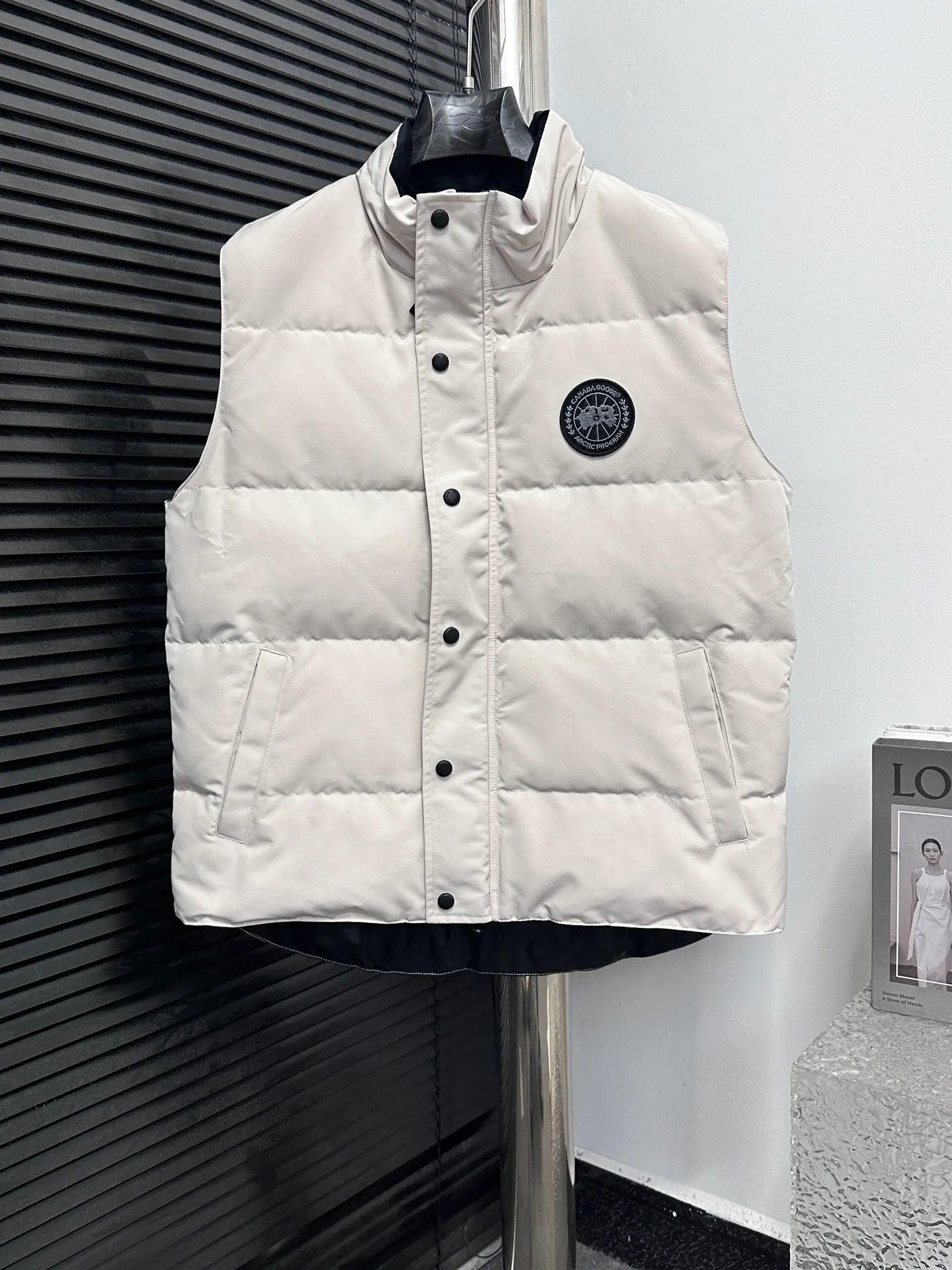 P360 [Canada Goose] Canada Goose black label #Freestyle Crew 4151mb men’s and women’s vest down ➖ Imported Behringer embroidery machine with customized 10,000-needle embroidery label! ➖ Imported 21-count polyester-cotton blended original fabric, using Feather-Light 10D waterproof coating fabric, made of 84.5% polyester fiber and 15.5% cotton, 100% the best feel in the entire network! ➖ The genuine official website uses the national standard 80 white duck down, and will never be misled by false claims such as 90 down or goose down! ➖ 100% nylon nylon lining with double double-layer sealing design to prevent velvet from running away. Top-grade polar fleece is used in the collar and pockets to keep warm and comfortable! ➖ Yoshida YKK provides original custom-made electroplated sliders. YKK two-way lockable zippers are tight and smooth and will not peel off paint! ➖ 3M composite original Velcro is durable, and all accessories and hardware are disassembled and customized! ⛔No slander, no exaggeration, no need for too much copywriting, because it is focused, it is professional!  SIZE: XS S M L XL XXL